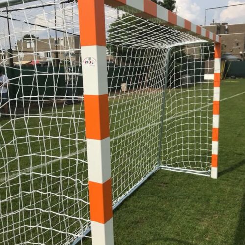 Handbaldoel - zaalvoetbaldoel model HD02 16 Op klantverzoek zijn deze zaal voetbaldoelen met inklapbare netbeugel, gecoat in het wit met oranje strepen.